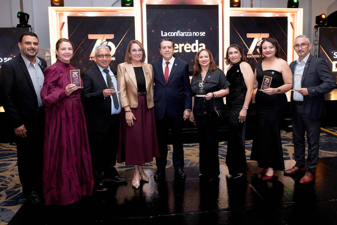 Directivos y colaboradores de Banco Occidente durante la Cena de Trayectoria en el Hotel Carion