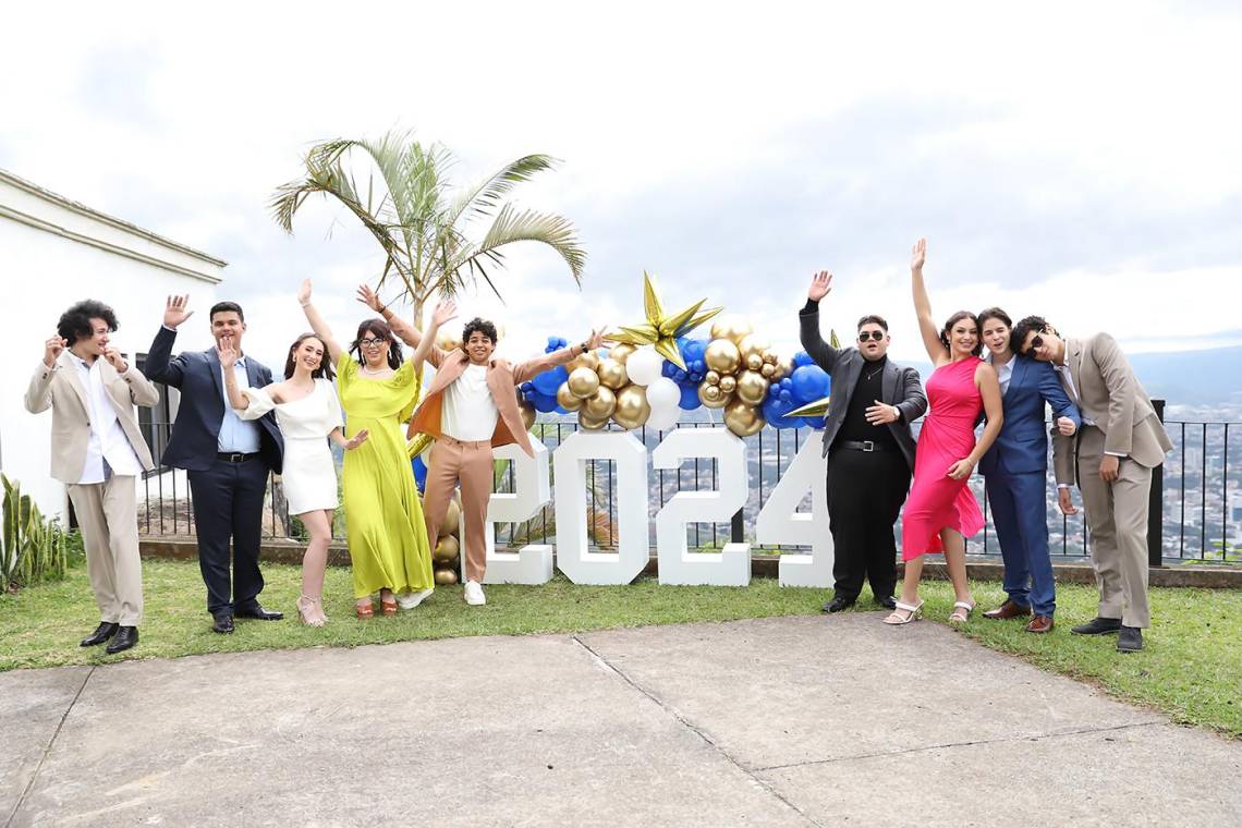 La generación 2024 de Discovery School se reunió en El Mirador de El Hatillo para disfrutar de su tradicional Senior Brunch. Los jóvenes irradiaron entusiasmo luciendo magníficos en trajes de cóctel y accesorios vibrantes. Fue una oportunidad única para rememorar las innumerables aventuras vividas durante sus años de estudio, mientras anticipaban con ansias su graduación en 2024.