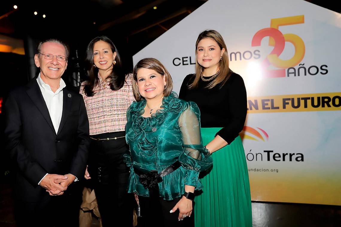 Fredy Nasser, María José Arquín, Mariel Rivera y Mariana Coello.