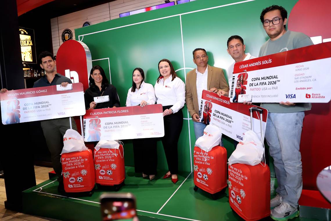 Banco Atlántida entrega los primeros premios a los ganadores que vivirán la Copa Mundial de la FIFA 2026