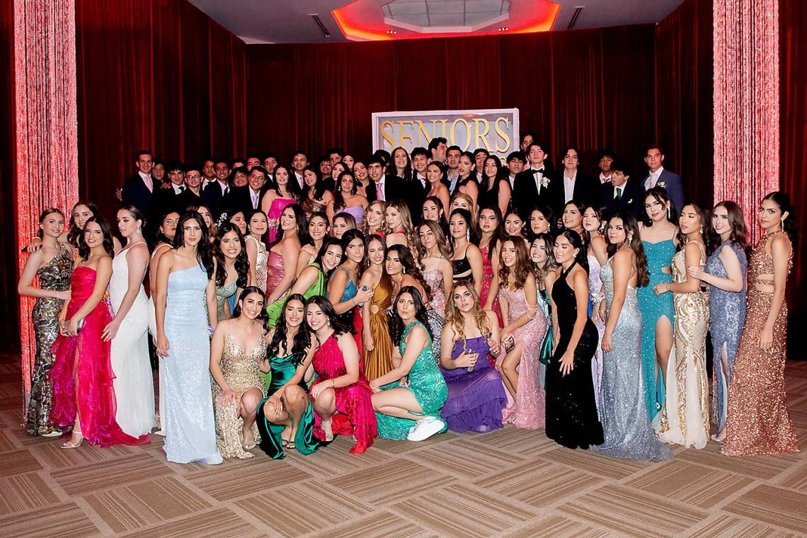 Una fiesta estelar, inspirada en el brillo y la magia de las fiestas de Hollywood, así fue la prom de la clase 2023 de la Escuela Internacional Sampedrana, EIS. Fieles al tema de la noche, <i>On the Red Carpet,</i> los seniors desfilaron por la alfombra roja para luego invadir la pista al ritmo de la música ejecutada por el Dj Allan V.