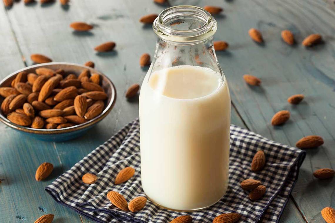 Si eres fanáticos de los desayunos al estilo bowl, la leche de almendras será tu gran aliada, pues además de ser deliciosa, aporta muchos beneficios para nuestro cuerpo. Si quieres saber más, descúbrelo en esta fotogalería.