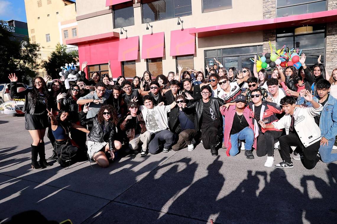¡Finalmente llegó el día tan esperado! Los seniors 2025 de Mayan School celebraron su último primer día de clases con una energía contagiante. La jornada comenzó en Dennys, donde los jóvenes compartieron un animado desayuno antes de subirse a vehículos decorados para iniciar una caravana hacia su escuela. Al llegar, la celebración continuó con bailes, risas y los aplausos de compañeros y maestros, quienes se unieron a la alegría de este importante acontecimiento en la vida de los estudiantes. ¡Una bienvenida inolvidable!