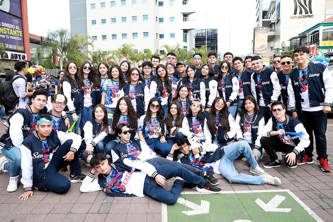 El primer día de clases de su senior year tenía que ser memorable, por eso la clase 2024 de Dowal School protagonizó desde muy temprano un colorido desfile a lo largo del bulevar Morazán rumbo a su escuela, donde les esperaba una alegre bienvenida. Aquí todas las imágenes.