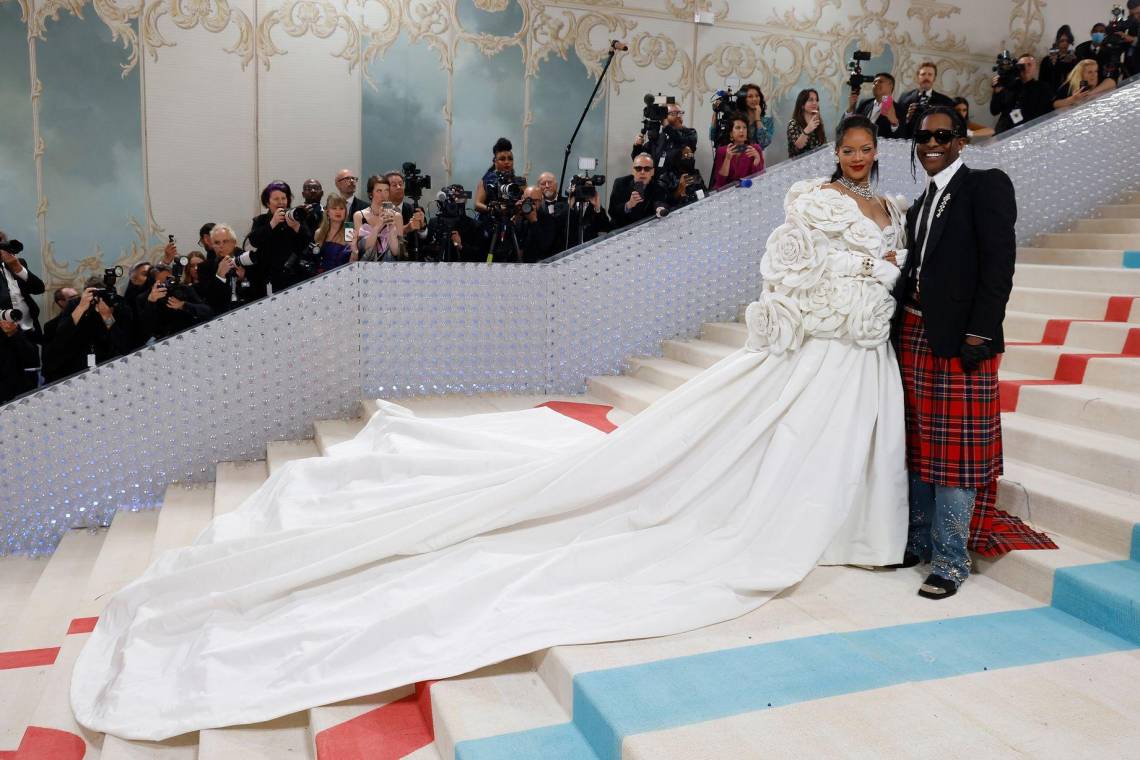 Date night! Las celebridades aprovecharon la Met Gala para pasar un momento romántico. Aquí te dejamos las mejores parejas de la noche.