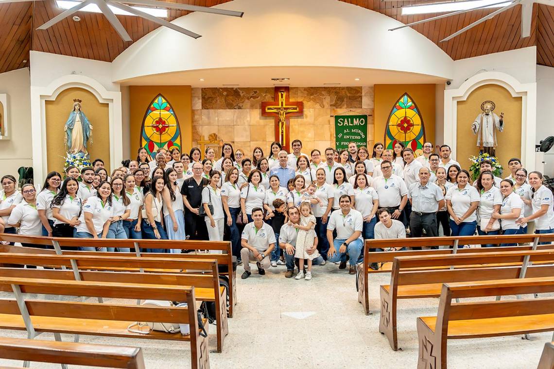 Ejecutivos de Laboratorio Bueso Arias junto a los colaboradores, al final de la Misa de Acción de Gracias por el 75 Aniversario de fundación. 