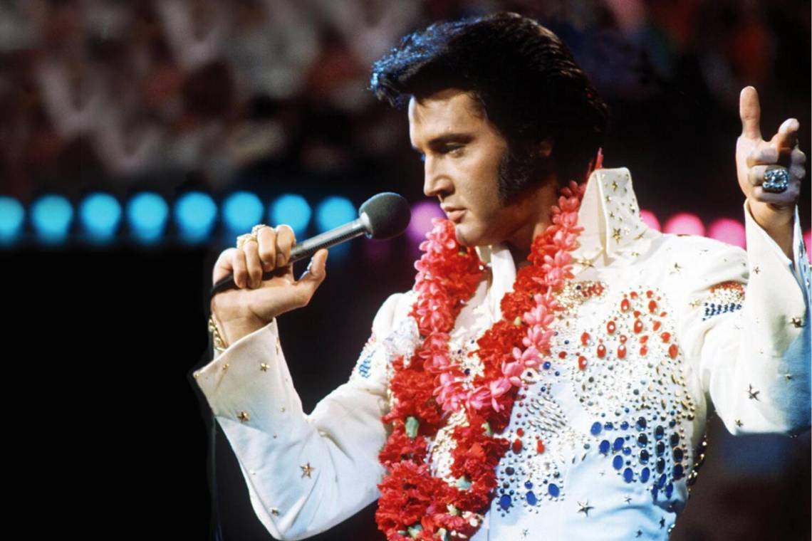 Hoy, 8 de enero, celebramos el cumpleaños de Elvis Presley, el icónico “Rey del Rock &amp; Roll”. Más allá de su música, Elvis dejó una huella llena de peculiaridades: amante de los cómics, el karate y los sándwiches de mantequilla de maní, además de ser un generoso coleccionista de autos y mascotas exóticas. En este artículo, exploramos los detalles más curiosos de esta leyenda eterna.