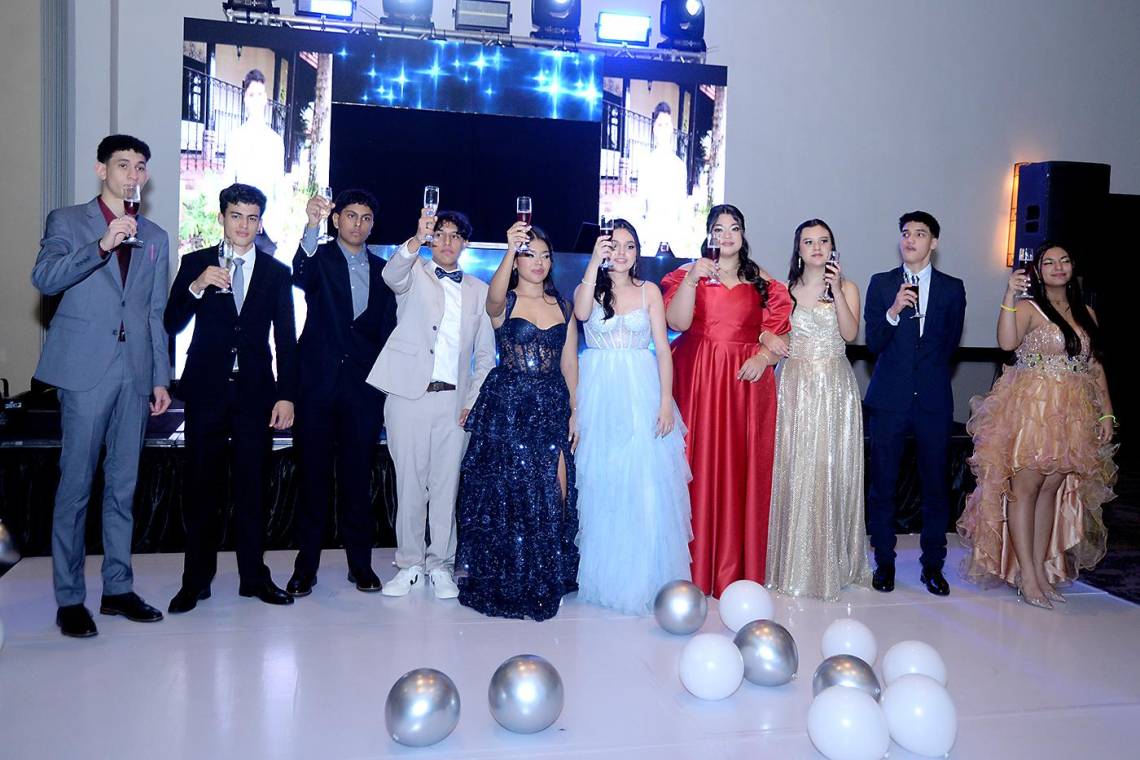 Los seniors 2024 de Happy Summer School brillaron en su mágica prom night, luciendo espectaculares trajes y vestidos elegantes. La celebración fue el escenario perfecto para cerrar esta gran etapa junto a sus seres queridos, en una noche llena de emoción, alegría y recuerdos que quedarán para siempre.