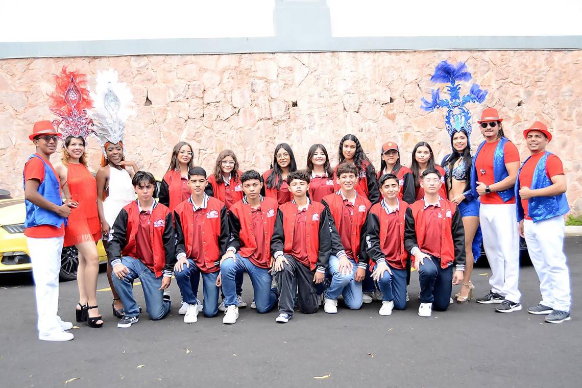 Los Seniors 2025 de San Francisco de Sales Catholic School comenzaron su último año escolar con un recorrido por las principales calles de Tegucigalpa, culminando con una entrada triunfal a las instalaciones del colegio, donde eran esperados por maestros y padres de familia. Bajo el eslogan “The Last Race”, los once seniors lucieron orgullosamente sus emblemáticas chaquetas y disfrutaron de principio a fin las sorpresas preparadas para ese día tan especial.