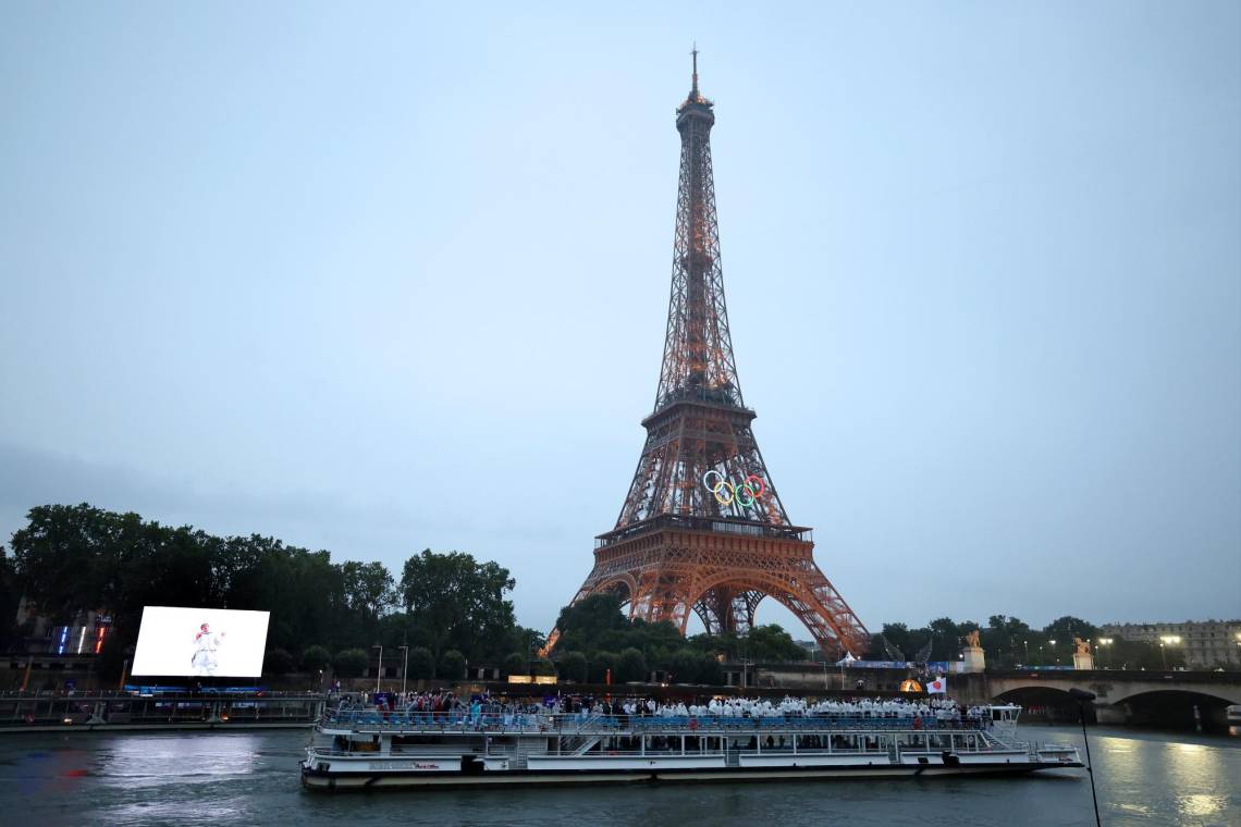 Fueron 85 botes y más de 200 delegaciones las que navegaron por el río Sena en la ceremonia de apertura de los Juegos Olímpicos de París 2024. Aquí te dejamos algunas fotos del desfile.