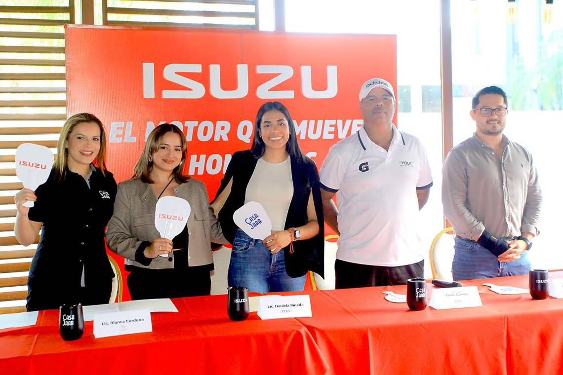 Virginia Valladares, gerente de marca Isuzu; Blanca Cardona, coordinadora de mercadeo del Club Hondureño Árabe; Daniela Pineda, coordinadora de deporte Evolve; Carlos Cáceres, Head Coach del Club Hondureño Árabe y Jhonny Leiva de Comisariato Los Andes.