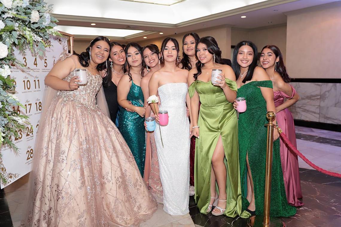 La prom 2024 del Instituto Sagrado corazón fue más que una fiesta: fue una noche para crear recuerdos inolvidables junto a amigos y compañeros, marcada por risas, música y momentos especiales que quedarán grabados en sus corazones mientras se preparan para cerrar este capítulo tan significativo de sus vidas.