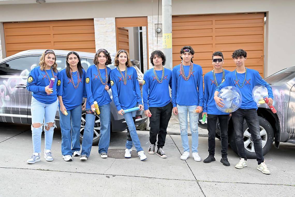 La clase 2024 de Acton Academy celebró con alegría su senior entrance, marcando así su último primer día de clases en High School. La fiesta inició en la casa de Andrea y Sebastián Cáceres, en donde los jóvenes compartieron junto a sus padres una emotivo desayuno. Más tarde, el estruendo de la caravana resonó por toda la ciudad mientras los estudiantes se dirigían a la escuela en camionetas adornadas con coloridos grafitis y cuatrimotos.