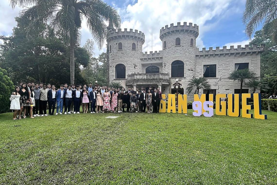Los alumnos de undécimo grado del Instituto Salesiano San Miguel vivieron una mañana inolvidable en su esperado Senior Brunch, un evento lleno de alegría y entusiasmo. La celebración tuvo lugar en El Castillo, en El Hatillo, donde los jóvenes llegaron luciendo elegantes trajes y vestidos, listos para disfrutar de un exquisito menú y compartir momentos especiales con sus compañeros en este emocionante cierre de ciclo.
