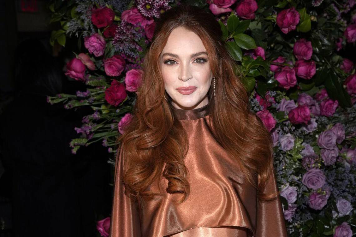 Lindsay Lohan presume su embarazo en traje de baño