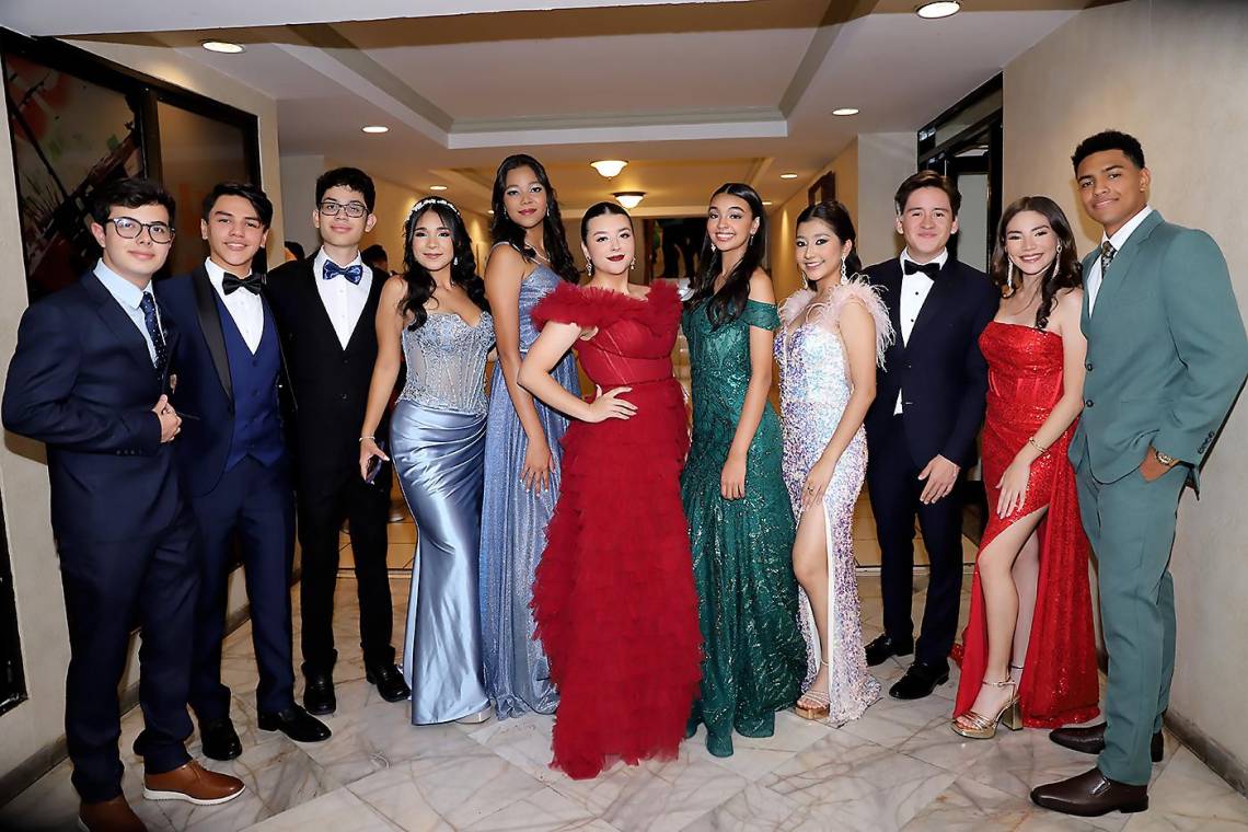 Los seniors 2024 de Mayan School celebraron su prom con gran entusiasmo. Vestidos de gala, llegaron al centro de convenciones del Hotel Honduras Maya para disfrutar de una noche mágica y llena de momentos especiales. Esta velada, marcada por la elegancia y la emoción, quedará grabada en sus memorias para siempre.