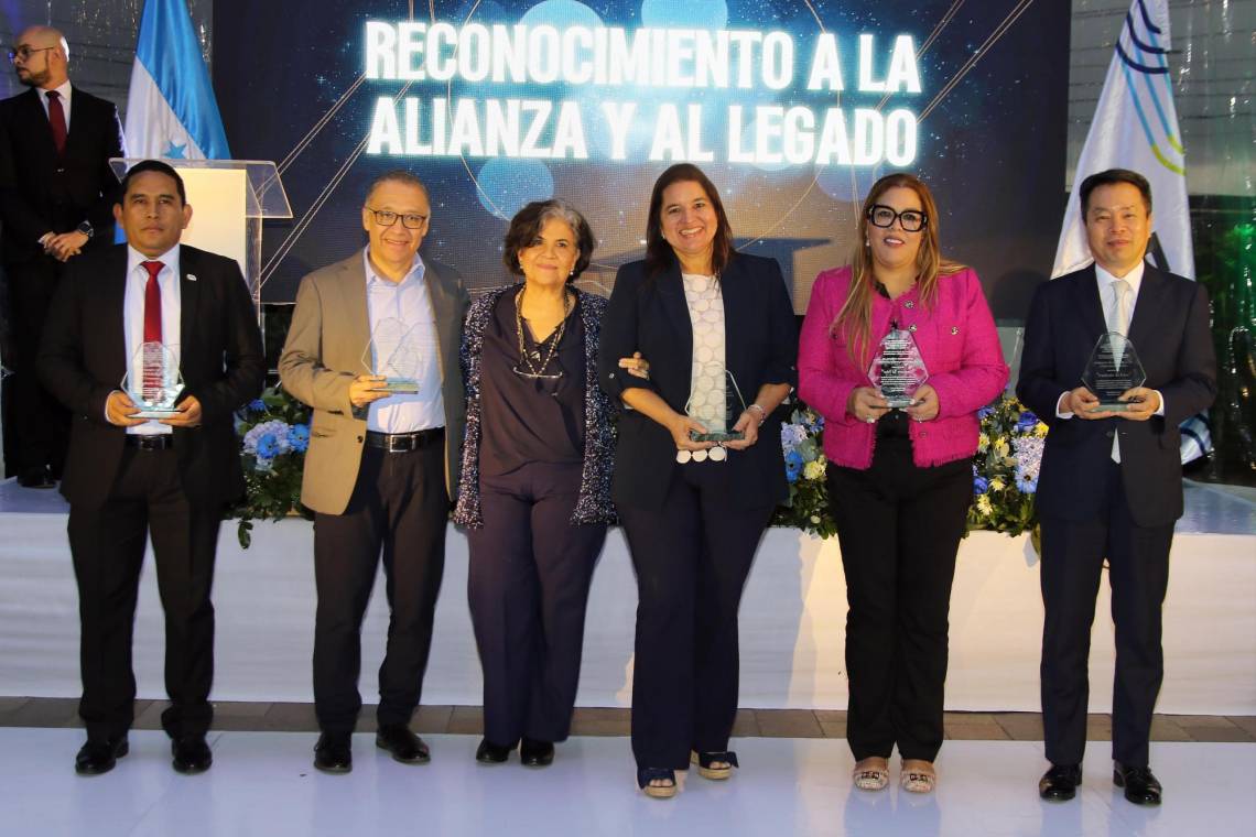 La Organización de Estados Iberoamericanos para la Educación, la Ciencia y la Cultura (OEI) conmemoró su 75.º aniversario internacional y 27 años de trabajo en Honduras, consolidándose como un aliado clave en el desarrollo educativo, social y cultural del país.