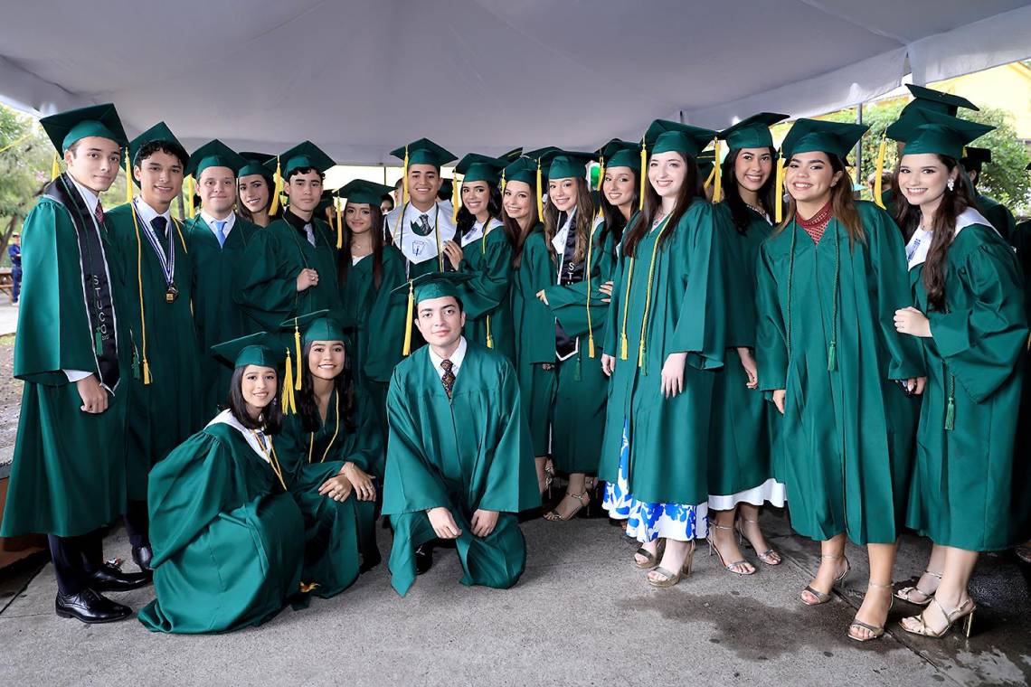 ¡Llegó el gran día! Tras un año lleno de retos, aprendizajes y muchas emociones, los seniors 2025 de DelCampo School celebraron su esperada graduación. Vestidos con togas y birretes en el emblemático color verde de su institución, los jóvenes cruzaron por última vez los pasillos de su querida escuela como estudiantes, listos para recibir su título de high school. ¡Felicidades, Class of 2025!