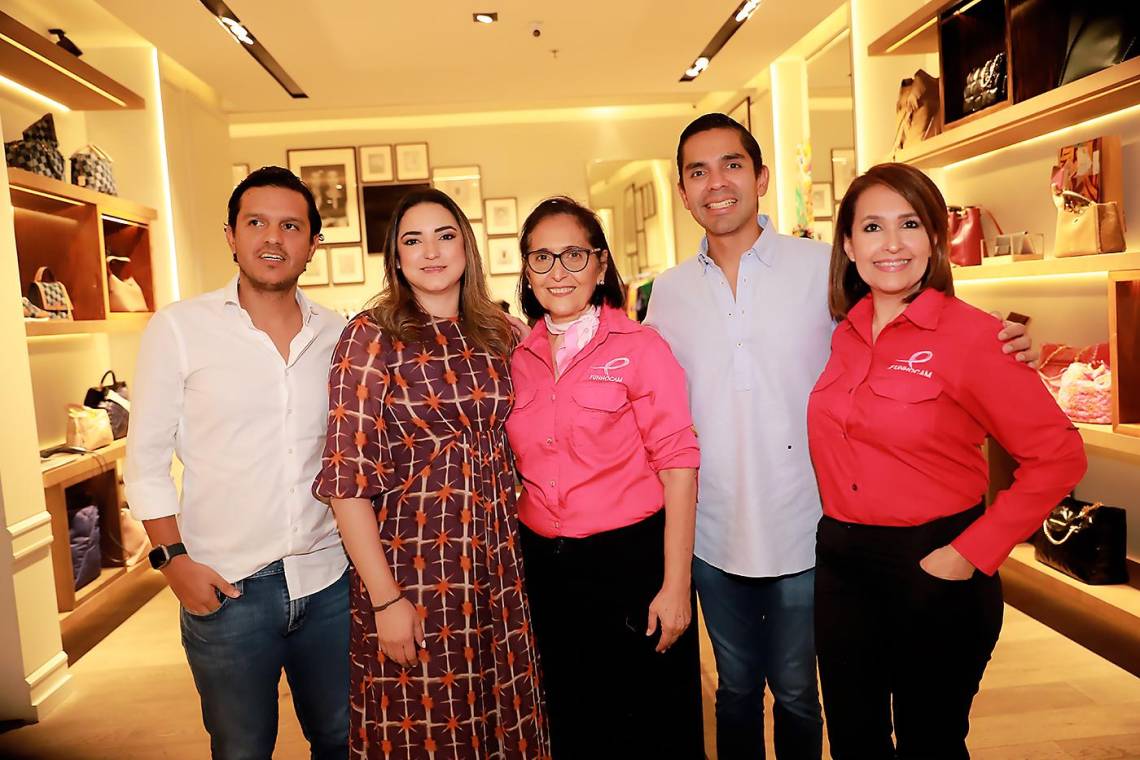 En marco del Día Internacional de lucha contra el Cáncer de mama, Purificación García Multiplaza organizó un cóctel a beneficio de FUNHOCAM, en donde invitados especiales disfrutaron de deliciosas bebidas en un ambiente de solidaridad y respeto. En la foto: Jorge López, Stephanie Rodríguez, Rosemonde Abedrabbo, Diego Flores y Karen Mendoza.