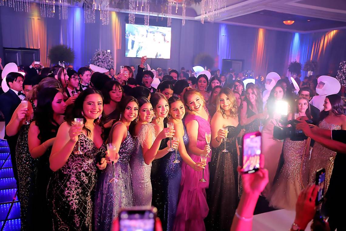Los seniors de Macris School disfrutaron una inolvidable celebración en el Hotel Honduras Maya, donde se respiraba un ambiente de pura diversión, con la música y efectos de DJ Vic Buezo y un espectáculo de fantasía a cargo de Chepe Show