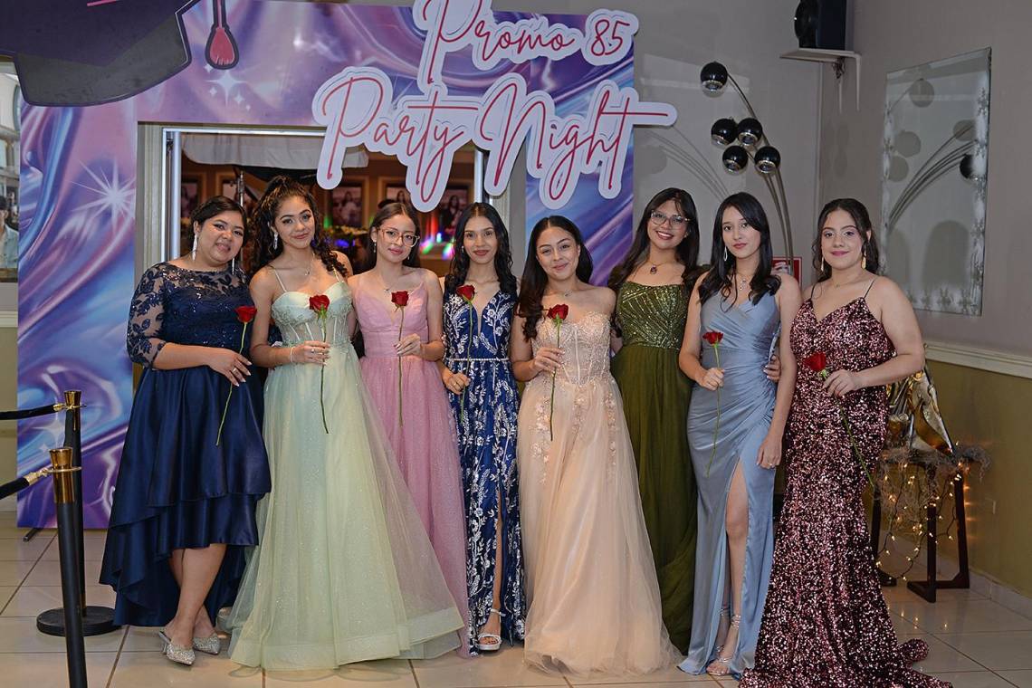 En una elegante y emotiva celebración, la promo 85 del Instituto Salesiano María Auxiliadora vivieron una noche mágica durante su prom. Con vestidos deslumbrantes y una atmósfera llena de alegría, las estudiantes disfrutaron de música, baile y momentos inolvidables junto a sus compañeras y seres queridos. Una velada que marcó el cierre de una etapa especial y dejó recuerdos que atesorarán para siempre.