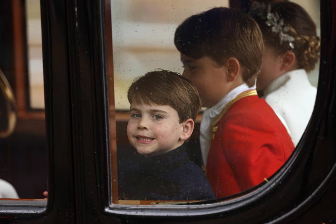 El príncipe Louis volvió a hacer lo que hace mejor: robarse el show. Durante la ceremonia de coronación de su abuelo, el rey Carlos III, el cuarto en la línea de sucesión al trono no pudo contener sus expresiones y nos regaló algunos adorables momentos. Aquí te dejamos algunos.