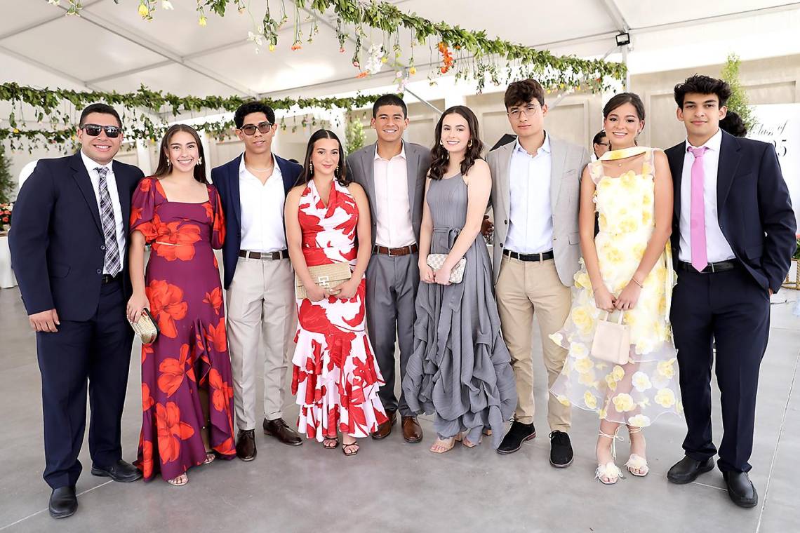 Con una mezcla de nostalgia, alegría y elegancia, los seniors 2025 de la Academia Los Pinares celebraron su esperado Lunch en La Reserva. Vestidos con atuendos formales y sonrisas que hablaban de complicidad, los estudiantes compartieron una velada especial. Durante varias horas, los seniors disfrutaron de un almuerzo cuidadosamente seleccionado, conversaciones cargadas de recuerdos y muchas fotografías que buscaron capturar la esencia de una etapa que llega a su fin.