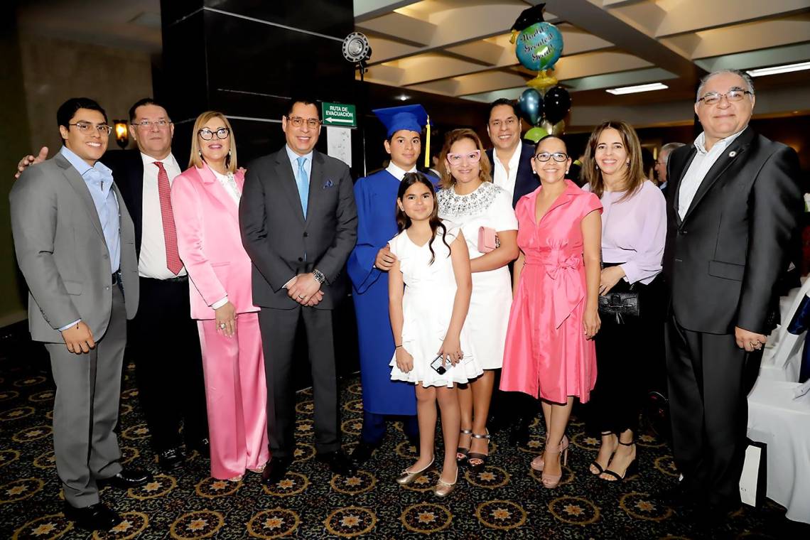 Los senior 2023 de la Acton Academy Honduras vivieron un increíble momento a recibir su título profesional en las instalaciones del Plaza Juan Carlos, muy emocionados los jóvenes profesionales se hicieron acompañar de sus orgullosos progenitores así como cercanos amigos.