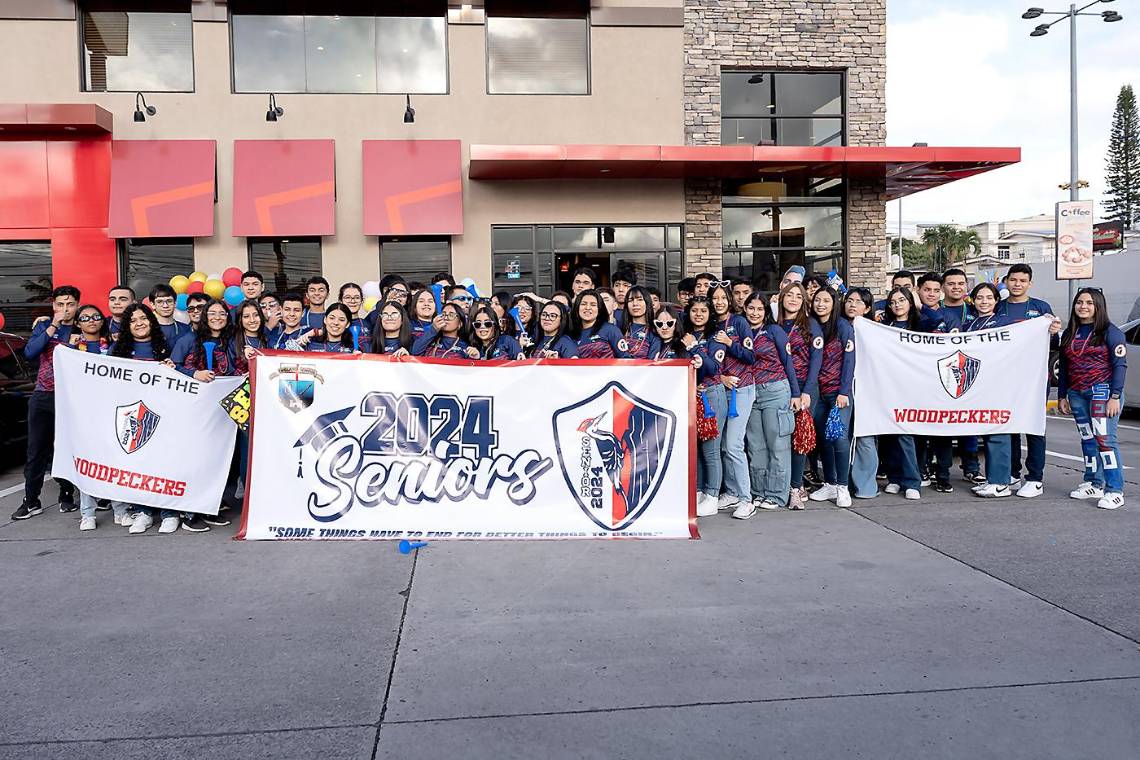 La última aventura de high school está por comenzar. La clase 2024 de England School compartió desde muy temprano un alegre desayuno en el que se conjugaron las emociones y expectactivas por su Senior Year. Las risas y el sonido de las bubucelas marcaron ese encuentro que dio paso a una colorida caravana en la que recorrieron felices el trayecto a su centro escolar.