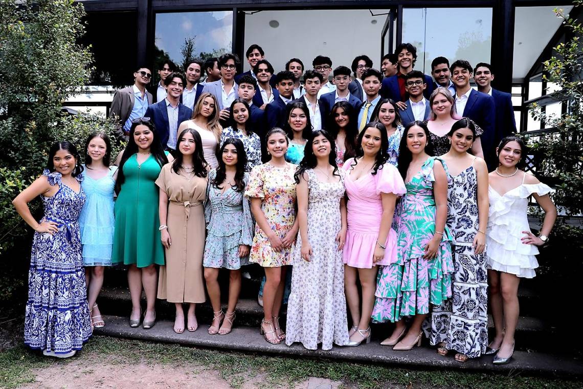 Los alumnos de la Academia Los Pinares celebraron su tradicional Junior Senior Banquet en el Restaurante La Cumbre de Tegucigalpa, donde ambas generaciones compartieron un encuentro de amistad y alegría. Frente a espectaculares vistas de la ciudad y entre la frescura de los pinares, los compañeros disfrutaron cada minuto de esa emotiva celebración que para unos marca el preámbulo de su senior year, y para otros el gran salto a su esperada graduación.