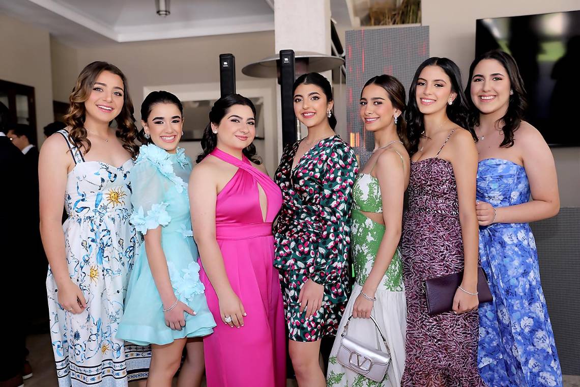 En una tarde repleta de encanto y emoción, la generación 2024 de la Escuela Americana de Tegucigalpa se reunió para celebrar su esperado Senior Dinner, marcando así un emotivo paso previo a su graduación. Los jóvenes, radiantes en sus atuendos elegantes, compartieron risas y complicidad en una velada que quedará grabada en sus corazones por siempre. Entre sonrisas y abrazos, se dedicaron a capturar cada instante en fotografías, mientras rememoraban con cariño los momentos más entrañables de su trayectoria escolar.