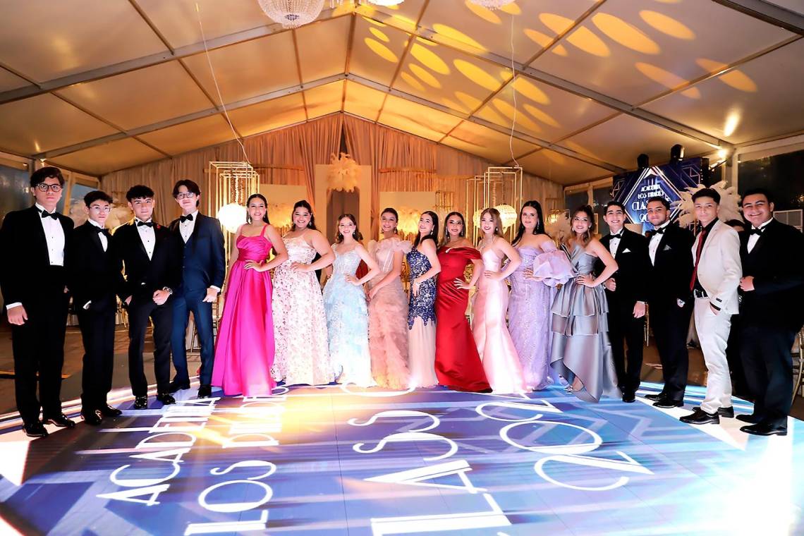La clase 2024 de Academia Los Pinares celebró su última noche como compañeros con una memorable gala en la Hacienda El Trapiche, donde se recreó una elegante atmósfera alrededor de una pista acrílica con efectos de luces, donde la fiesta se extendió hasta el amanecer.
