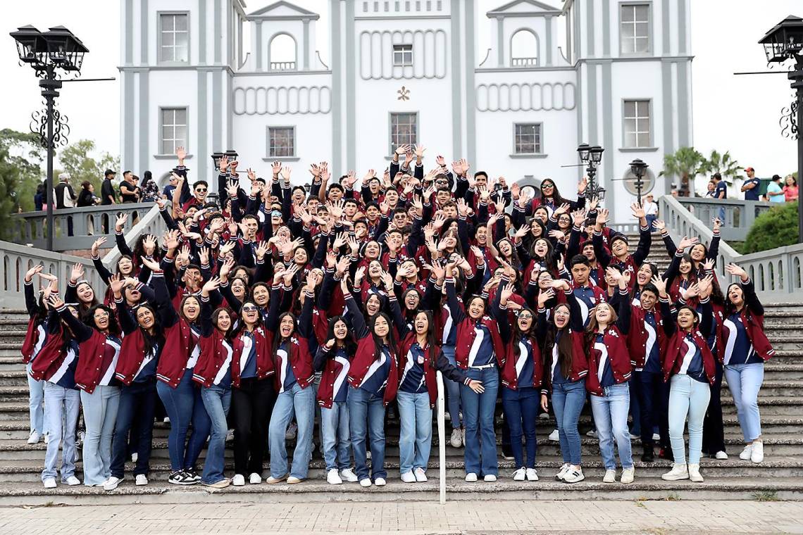 La clase 2025 del Instituto San José del Carmen celebró con alegría su senior entrance, marcando así el primer día de su último año de secundaria. Bajo su eslogan “Last Spin, Big Win” , los seniors llegaron a la iglesia Nuestra Señora de Suyapa, donde recibieron la bendición durante una emocionante misa llena de lecturas y cantos. Minutos más tarde se desplazaron en coloridos carros autos rumbo al colegio, donde continuaron con la celebración.