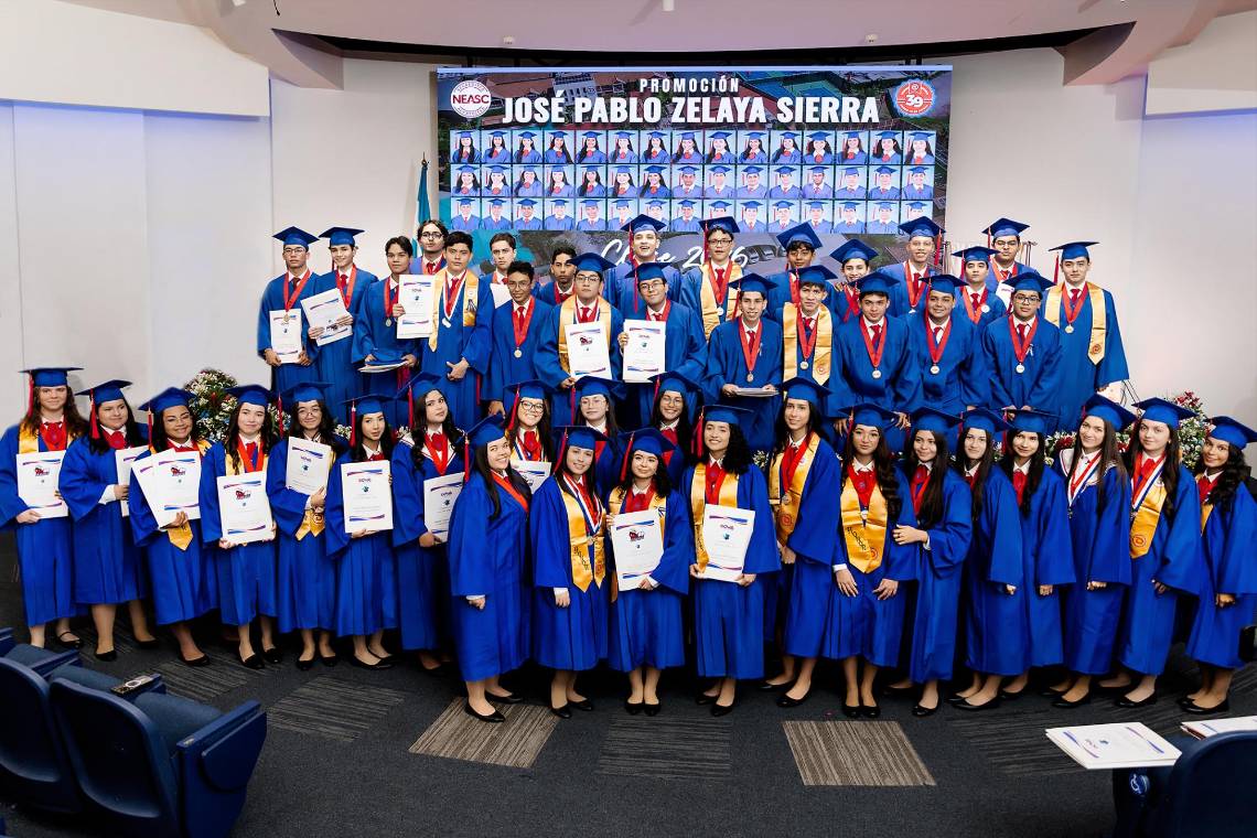 La clase 2026 de Dowal School vivió la culminación de sus sueños académicos durante la ceremonia de graduación realizada en el Auditorio Leticia Ma-Tay de Unitec. Autoridades académicas, alumnos y padres compartieron esa mañana de júbilo en un evento que marcó el fin de una etapa y el comienzo de su vida universitaria.