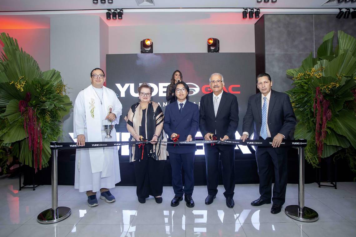 El padre Eduardo Sorto, Martha Canahuati, presidenta del Consejo deAdministración de Yude Motors; Jianbin Yu, representante de GAC; Rafael Kafie, presidente del Grupo de Empresas Yude y Javier Madrid, gerente comercial de la marca GAC en Yude Motors.