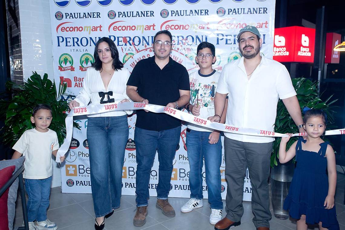 El entusiasmo y la alegría en el rostro de <b>María Fernanda Aguilar, José Ricardo Lara</b> y <b>José Eduardo Castillo</b> fueron evidentes al ser los anfitriones de la inauguración de la cadena hondureña de comida casual <b>Tato’s Wings</b>, que ha conquistado a los consumidores de <b>Tegucigalpa</b> y ahora llega a <b>San Pedro Sula</b> con su inconfundible sabor y un moderno diseño, perfecto para compartir con familia y amigos.