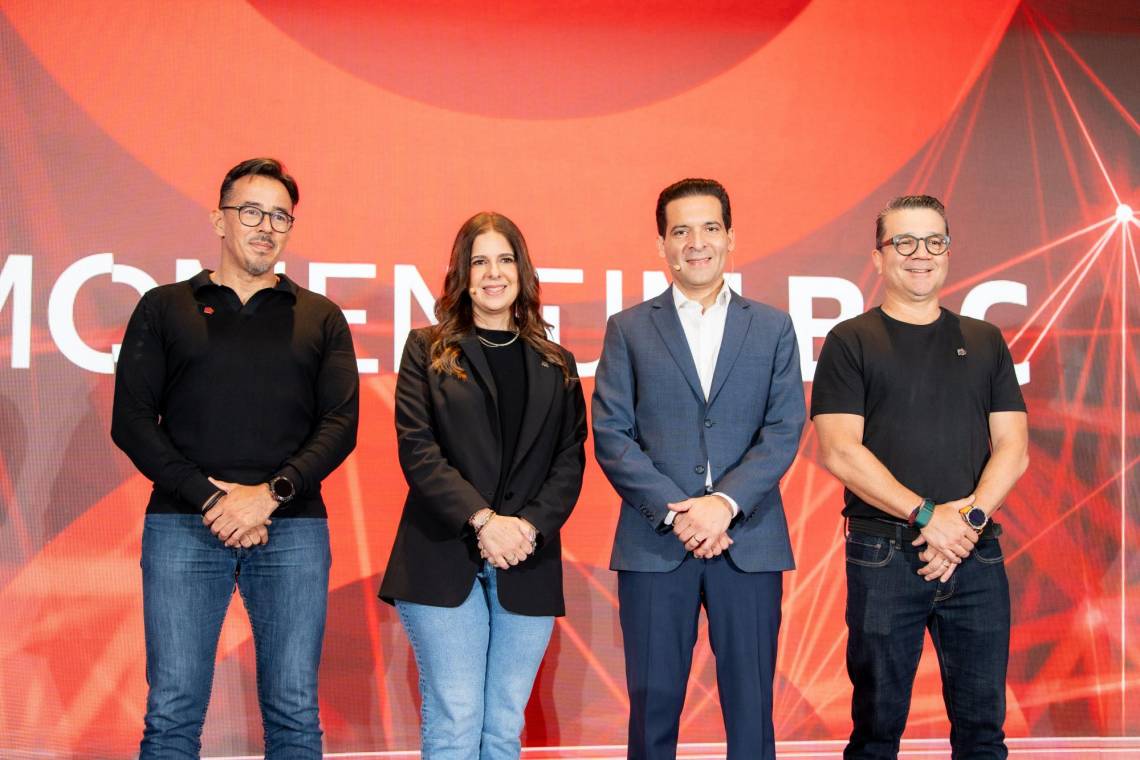 Eduardo Moreno, Gerente Banca Empresarial BAC regional , Melissa Stefan, Vicepresidente Banca de Empresas, BAC Honduras, Carlos Handal, Presidente Ejecutivo BAC Honduras y Rodolfo Trejos, Vicepresidente de Banca Corporativa, BAC regional.
