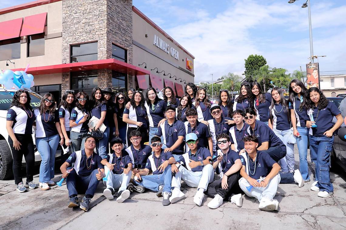 La generación 2025 de Daniel Christian School celebró con gran entusiasmo su último primer día de clases. Los estudiantes se reunieron desde temprano en Denny’s del Aeropuerto, donde compartieron un desayuno especial. Luego, abordaron vehículos y autos decorados que los llevaron a la escuela, dando inicio a un día inolvidable.