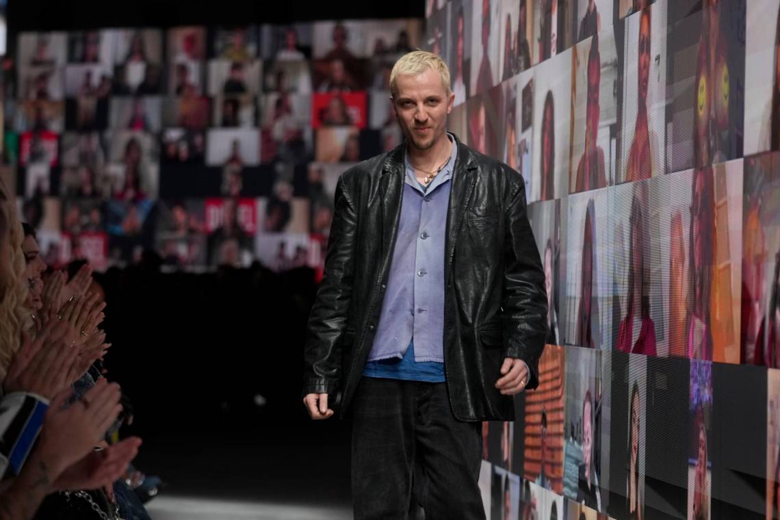 El nuevo director creativo de Maison Margiela, Glenn Martens, es desde 2020 el director creativo de Diesel, que también pertenece a la empresa matriz OTB que posee la firma de Maison Margiela, por lo que su nombre resonaba con fuerza como candidato al puesto.