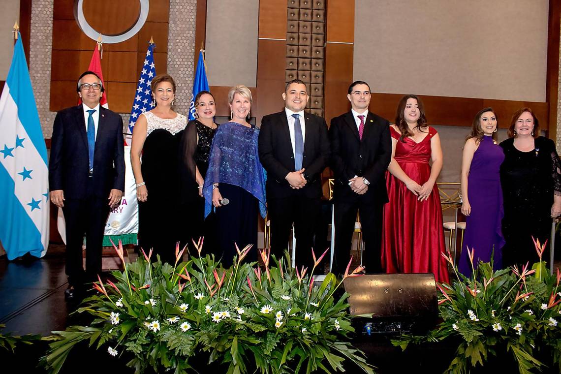 Víctor Manuel Rodríguez, Carolina Corzo, Carmen Martínez de Villalta, la presidente de Rotary International Jennifer Jones, Carlos Antúnez, Rubén Gáleas, Cindy Ferguson, Nicole Peña y Pat Merry Weather-Argés.