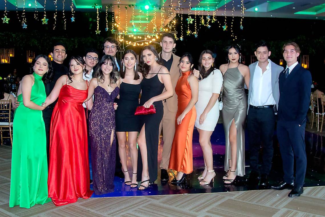 El encuentro “An evening under the stars” de los seniors de la Escuela Internacional Sampedrana fue todo un éxito. Los alumnos llegaron deslumbrantes al salón Jerusalén del Club Hondureño Árabe con rostros de felicidad y vistiendo elegantes diseños, tanto en smoking los varones, como los maxidress las alumnas. Una celebración bajo las estrellas, como en un jardín, fue creado para que los futuros bachilleres bilingües disfrutaran de una espléndida noche, animada por el dj Allan. Para la ocasión se usaron mesas de cristal en forma rectangular y circular, adornadas con hermosos arreglos florales. Lienzos de tela negra adornadas con enredaderas naturales para darle el toque natural a la atmósfera de fiesta.