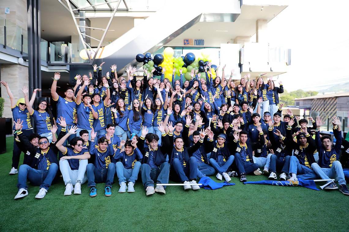 Los seniors 2025 de la International School of Tegucigalpa celebraron su último primer día de high school. La mañana comenzó con un desayuno en Ventu, donde compartieron risas y momentos especiales. Luego, los jóvenes se dirigieron a su escuela en una caravana de vehículos y motocicletas, acompañados de gritos de emoción.