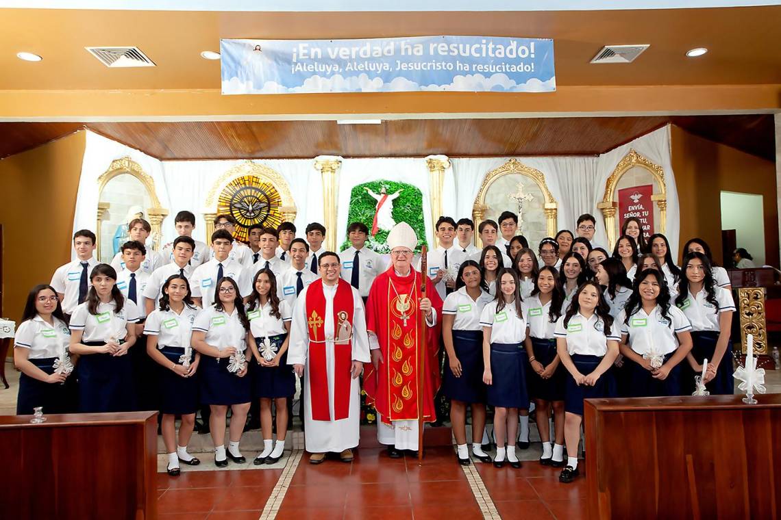 Los alumnos de onceavo grado de la Escuela Bilingüe Santa María del Valle se reunieron en la iglesia Espíritu Santo para recibir con júbilo el Sacramento de la Confirmación de parte del arzobispo Miguel Lenihan durante una hermosa ceremonia. Padres de familia y padrinos fueron testigos del sublime acto espiritual que realizaron los 43 alumnos.