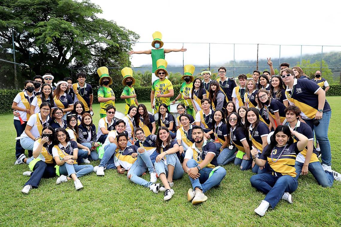 Welcome class of 2023! En una mañana de puras emociones, los seniors de Macris School arribaron a las instalaciones del centro educativo donde se vivió una verdadera fiesta entre batucadas, música, coreografías y sorpresas