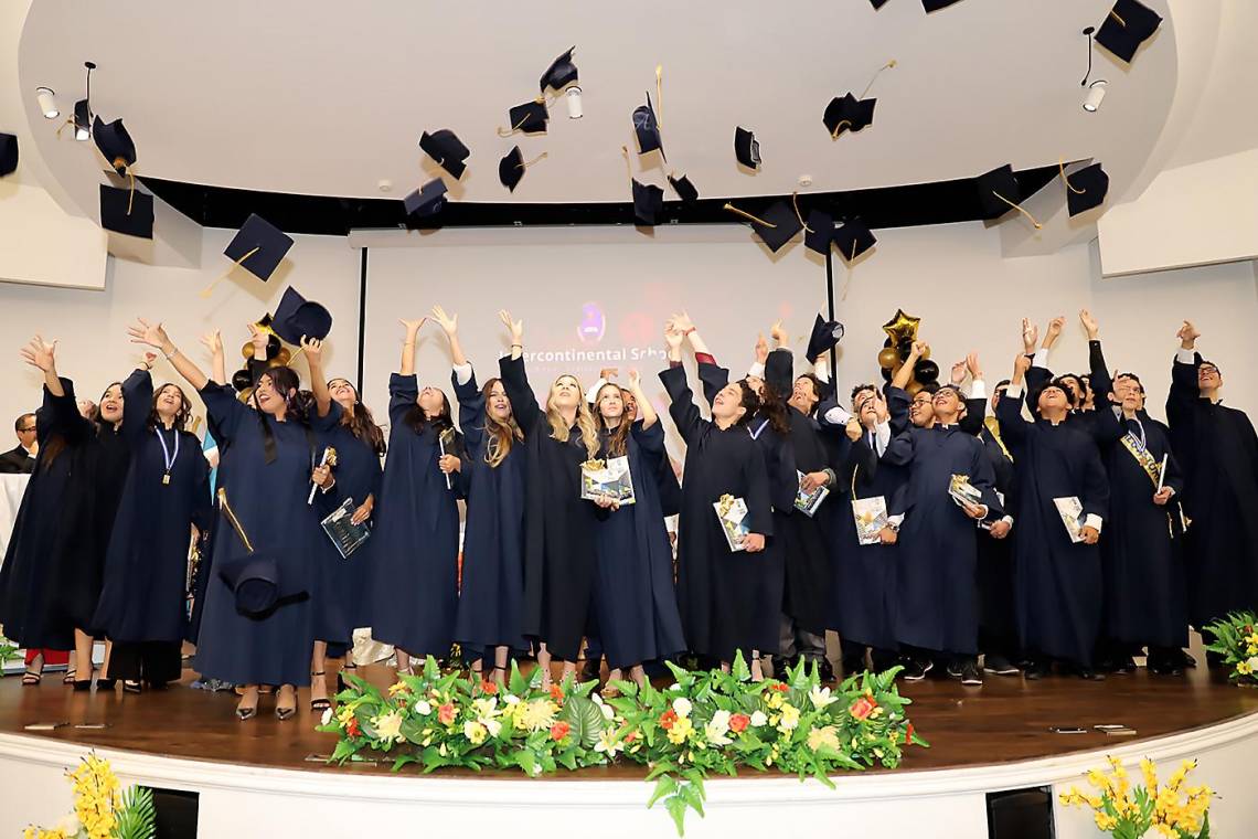 La clase 2023 de la International School culminó su período de high school con la entrega de su título. Los estudiantes celebraron junto a sus padres y maestros, ese importante momento en una ceremonia que premió sus esfuerzos y dedicación. Entre felicitaciones y mejores deseos ahora ada uno se prepara a emprender otros retos educativos.