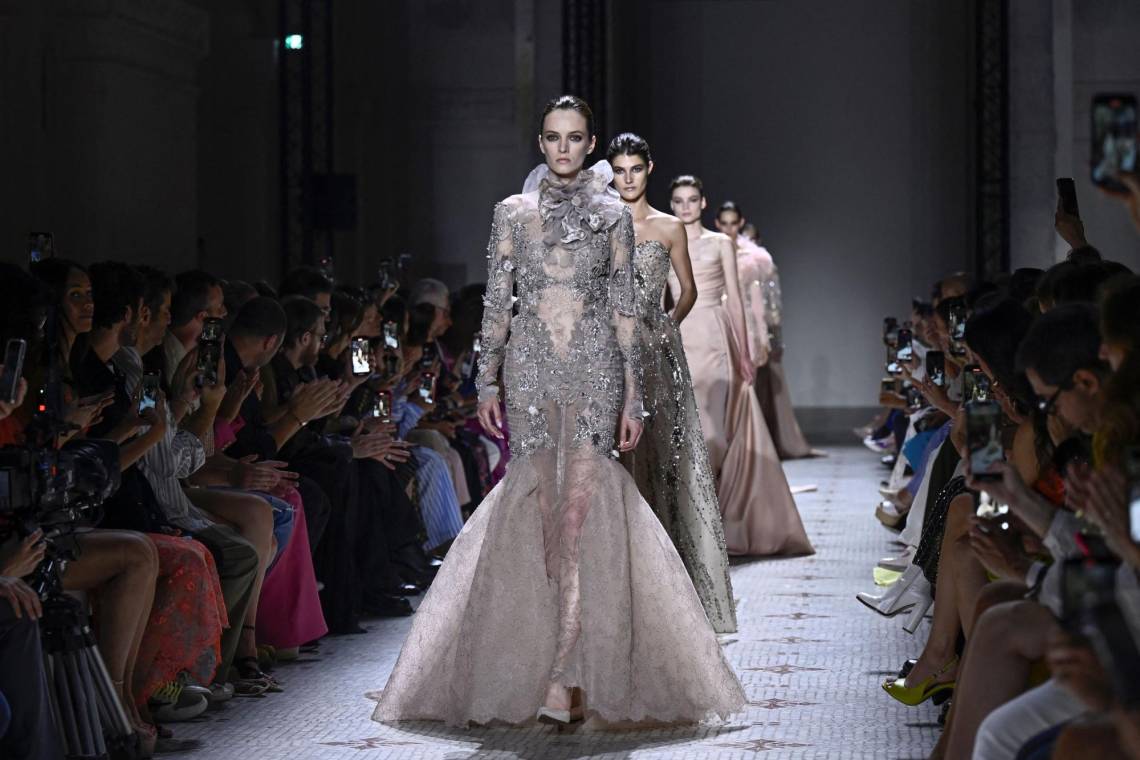 Los vestidos joya que definen el estilo del diseñador libanés Elie Saab se reinventan una vez más en su colección Alta Costura Otoño Invierno 2024/25, presentada en París, donde hizo un delicado despliegue de sedas y bordados artesanales que se fusionan de manera impecable.