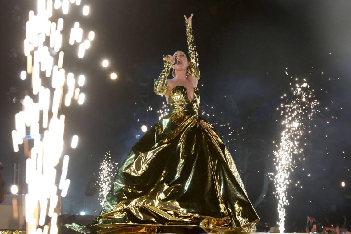 Reluciente, en un diseño strapless dorado que evocaba el estilo del siglo XVIII confeccionado por la firma británica Vivienne Westwood, la cantante estadounidense Katy Perry puso a bailar a la realeza durante el concierto en honor de la coronación de Carlos III en el castillo de Windsor.