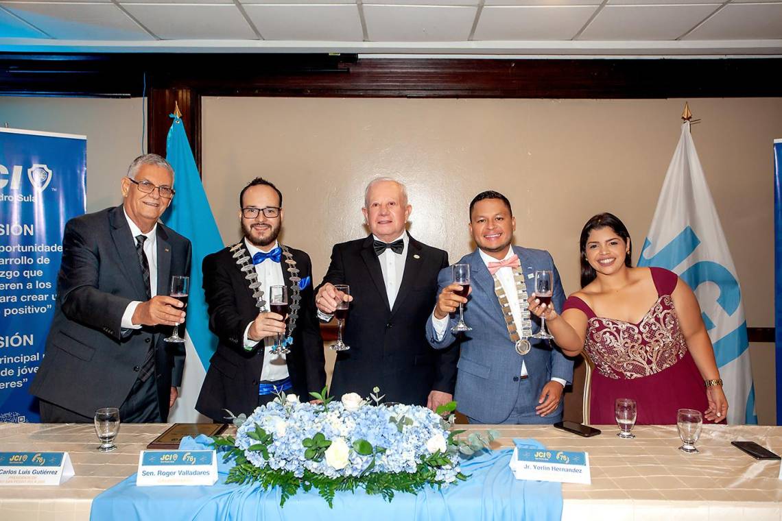 En el marco de la celebración de los 76 años de fundación de la JCI San Pedro Sula como la pionera del movimiento junior en la zona norte de Honduras, se llevó a cabo una elegante ceremonia en la que se entregó el Galardón “Senador Julián Arriaga Belisle” al distinguido empresario y pasado miembro junior: Roger Valladares Varela. En la foto: Juan Bendeck, Carlos Luis Gutiérrez, Roger Valladares, Yorlín Hernández y Marcela Barrientos.