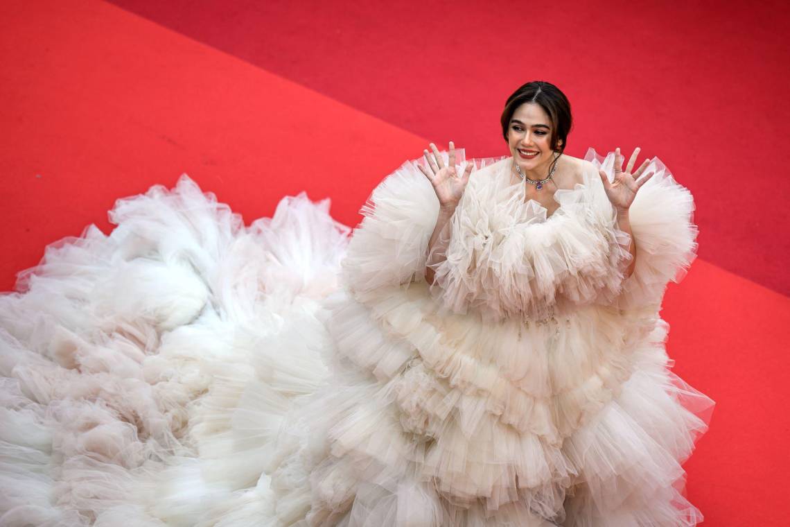 La moda se lleva la Palma de Oro en Cannes. Actrices e invitadas especiales aportan el drama a la alfombra roja con espectaculares diseños. Aquí algunos de los que han robado cámara en la 76 edición del Festival de Cine más importante del mundo. En la imagen, la actriz tailandesa Araya Hargate