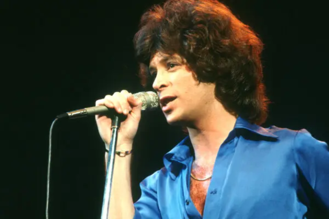 La muerte de Eric Carmen, a los 74 años, deja un vacío en el mundo del pop rock. Como líder de los Raspberries, su legado en los años setenta con éxitos como “Go All The Way” y su posterior contribución al pop comercial de los ochenta, así como su impacto en bandas sonoras emblemáticas como “Dirty Dancing”, aseguran que su influencia perdurará en la historia de la música. A continuación te mostramos su historia.